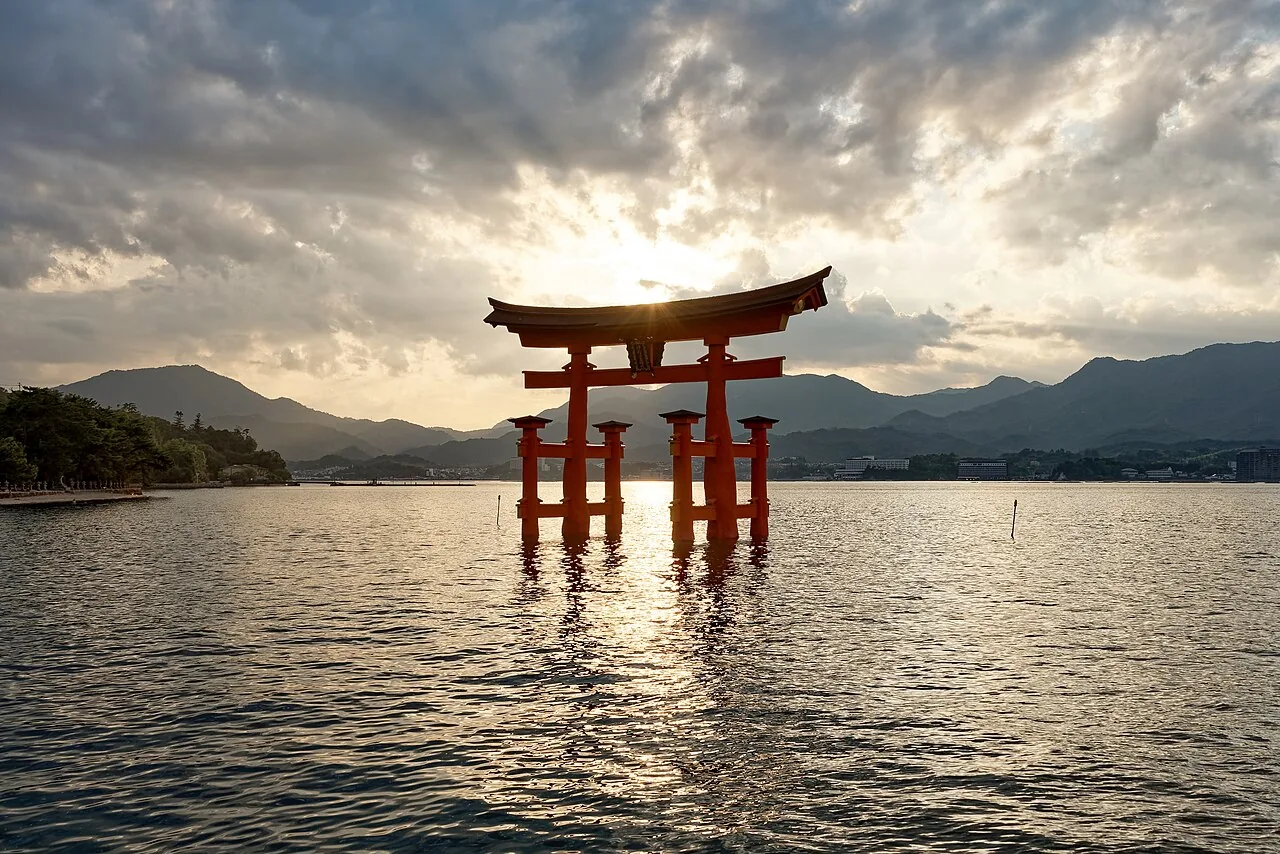 Mijadžima — brána torii při západu slunce